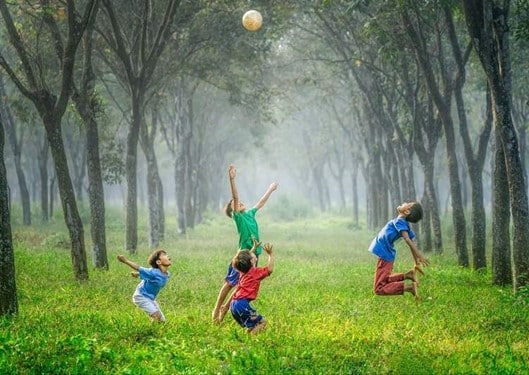 Group games in the school yard 1